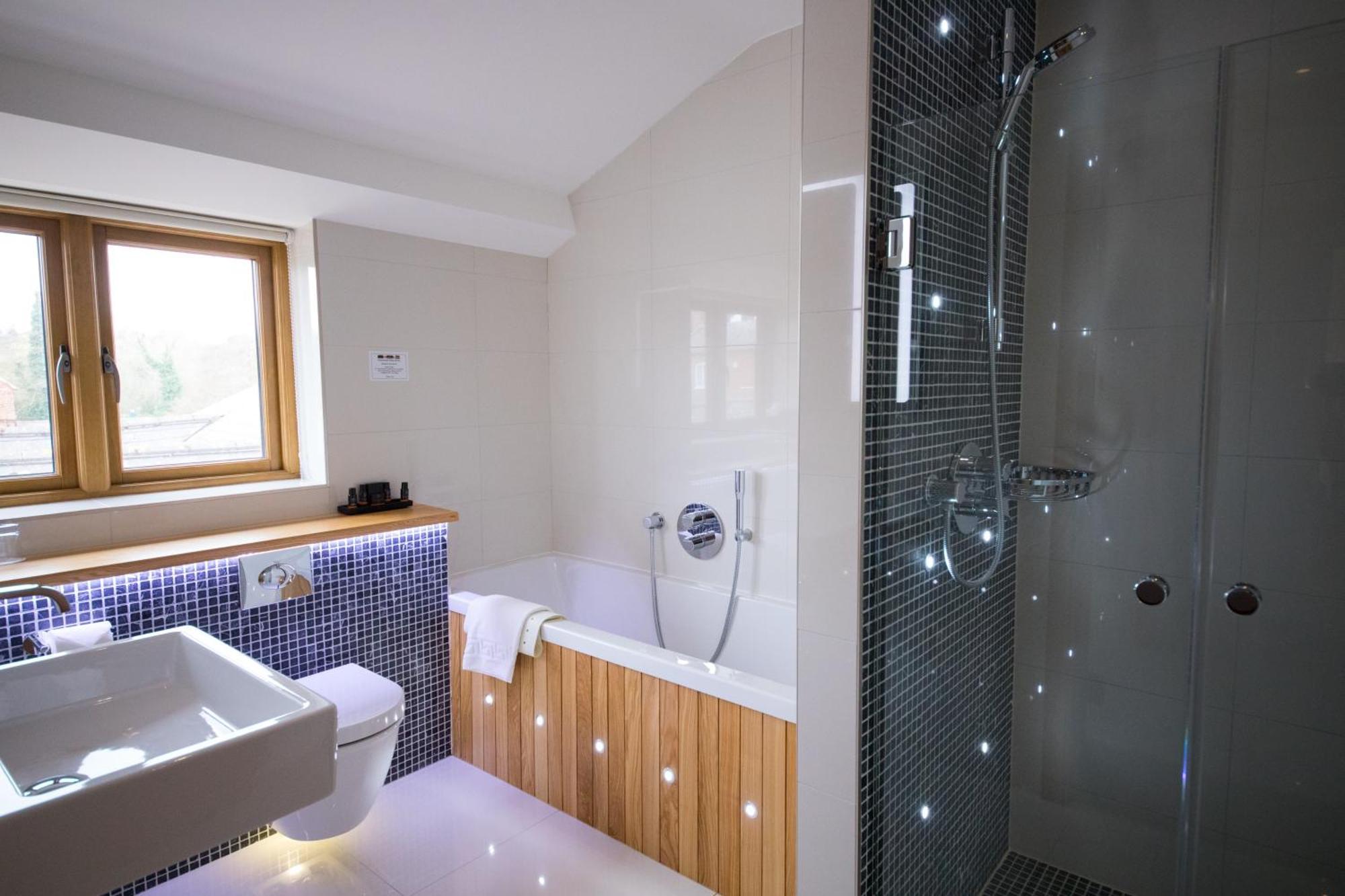 Tewinbury Farm Hotel 4*